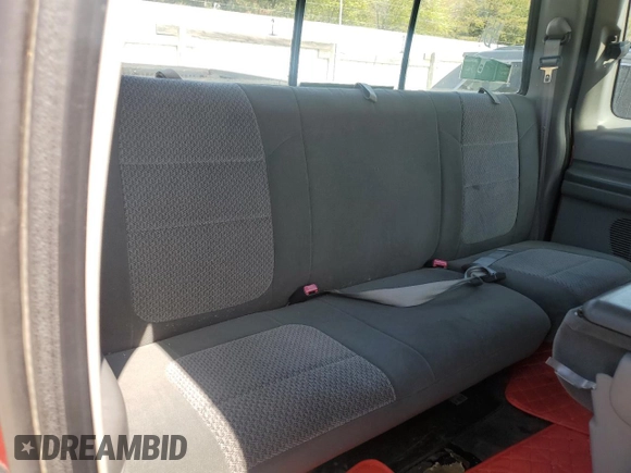 2003 Ford F-250 XL z VIN 1FTNX21LX3EB86983, wystawiony jako Copart lot #52991855 z przebiegiem 94 588 mil mil oraz Czysty tytuł • Clean title. Historia ofert i sprzedaży dostępna na DreamBid. Obrazek 10.