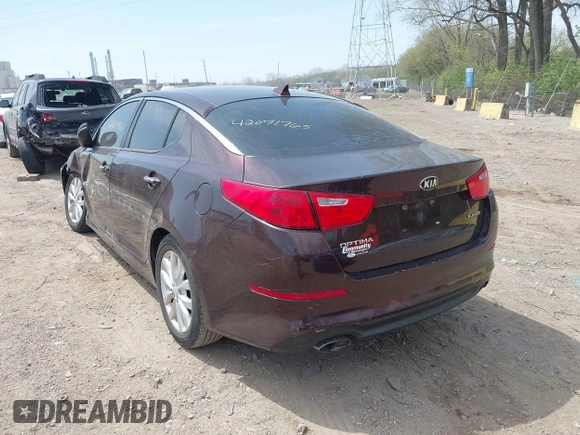2014 Kia Optima EX z VIN 5XXGN4A77EG338455, wystawiony jako IAAI lot #42071765 z przebiegiem 136 331 mil mil oraz . Historia ofert i sprzedaży dostępna na DreamBid. Obrazek 3.