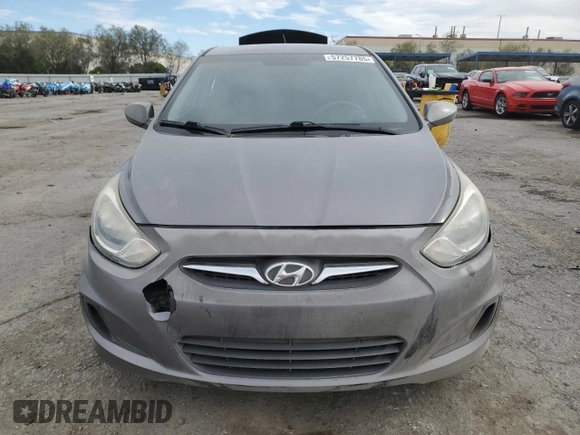 2013 Hyundai Accent GS z VIN KMHCT5AEXDU132351, wystawiony jako Copart lot #57257785 z przebiegiem 91 426 mil mil oraz Szkoda całkowita • Salvage title. Historia ofert i sprzedaży dostępna na DreamBid. Obrazek 5.