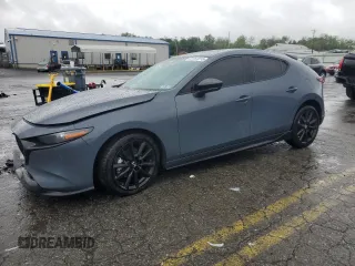 2024 Mazda 3 Premium Plus z VIN JM1BPBNY4R1654134, wystawiony jako Copart lot #57751515 z przebiegiem 21 624 mil mil oraz Szkoda całkowita • Salvage title. Historia ofert i sprzedaży dostępna na DreamBid. Obrazek 1.