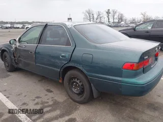 1997 Toyota Camry LE z VIN 4T1BG22K5VU024448, wystawiony jako IAAI lot #42019670 z przebiegiem 133 385 mil mil oraz . Historia ofert i sprzedaży dostępna na DreamBid. Obrazek 3.