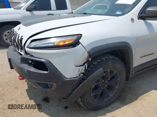 2015 Jeep Cherokee Trailhawk z VIN 1C4PJMBS5FW574102, wystawiony jako IAAI lot #42278805 z przebiegiem 164 250 mil mil oraz . Historia ofert i sprzedaży dostępna na DreamBid. Obrazek 18.