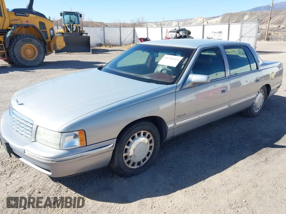 1998 Cadillac DeVille z VIN 1G6KD54Y8WU713369, wystawiony jako IAAI lot #41740945 z przebiegiem 149 384 mil mil oraz . Historia ofert i sprzedaży dostępna na DreamBid. Obrazek 2.