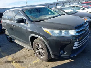 2018 Toyota Highlander LE z VIN 5TDZZRFH7JS236335, wystawiony jako IAAI lot #41643956 z przebiegiem 122 005 mil mil oraz . Historia ofert i sprzedaży dostępna na DreamBid. Obrazek 1.