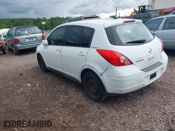 2009 Nissan Versa S z VIN 3N1BC13E49L354233, wystawiony jako IAAI lot #42230622 z przebiegiem 190 161 mil mil oraz . Historia ofert i sprzedaży dostępna na DreamBid. Obrazek 3.
