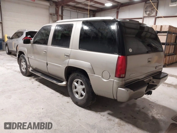 1999 Cadillac Escalade z VIN 1GYEK13RXXR413480, wystawiony jako IAAI lot #41552688 z przebiegiem 214 501 mil mil oraz . Historia ofert i sprzedaży dostępna na DreamBid. Obrazek 3.