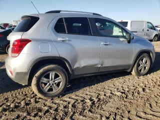 2022 Chevrolet Trax LT with VIN KL7CJLSMXNB518332, listed as a Copart auction lot 43560825 with 17,763 mi miles and Salvage Title. Bid and sale history available at carsss.com. Image 3.