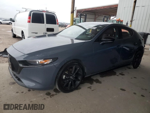 2024 Mazda 3 S Carbon Edition z VIN JM1BPBLM2R1709549, wystawiony jako Copart lot #46490235 z przebiegiem 32 448 mil mil oraz Szkoda całkowita • Salvage title. Historia ofert i sprzedaży dostępna na DreamBid. Obrazek 1.