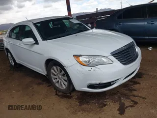 2014 Chrysler 200 Touring z VIN 1C3CCBBGXEN119537, wystawiony jako IAAI lot #42201648 z przebiegiem 148 599 mil mil oraz . Historia ofert i sprzedaży dostępna na DreamBid. Obrazek 1.