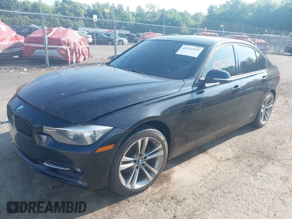 2013 BMW 3 Series 328i xDrive z VIN WBA3B3C53DF538577, wystawiony jako IAAI lot #42521695 z przebiegiem 115 849 mil mil oraz . Historia ofert i sprzedaży dostępna na DreamBid. Obrazek 2.