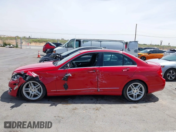2013 Mercedes-Benz C 300 Sport с VIN WDDGF8AB8DR284402, выставлен на аукционе IAAI как лот 42291028 с пробегом Не указан миль и . История ставок и продаж доступна на DreamBid. Изображение 15.