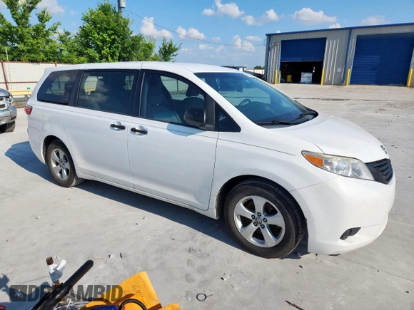 2015 Toyota Sienna L z VIN 5TDZK3DC2FS661185, wystawiony jako Copart lot #61046895 z przebiegiem 239 452 mil mil oraz Szkoda całkowita • Salvage title. Historia ofert i sprzedaży dostępna na DreamBid. Obrazek 4.
