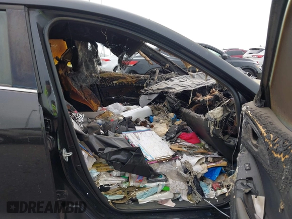 2014 Mazda 3 i Touring z VIN JM1BM1V71E1215932, wystawiony jako IAAI lot #42138164 z przebiegiem Nie podano mil oraz . Historia ofert i sprzedaży dostępna na DreamBid. Obrazek 5.