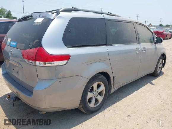 2014 Toyota Sienna LE AAS z VIN 5TDKK3DC6ES442682, wystawiony jako IAAI lot #42271110 z przebiegiem 158 785 mil mil oraz . Historia ofert i sprzedaży dostępna na DreamBid. Obrazek 4.