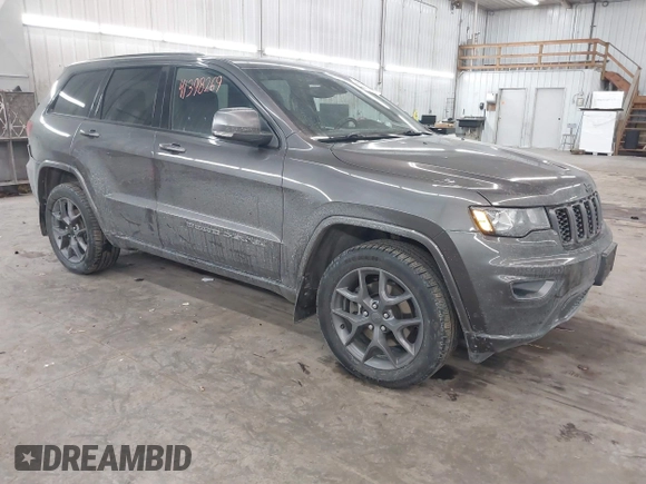 2021 Jeep Grand Cherokee 80th Anniversary z VIN 1C4RJFBG9MC580645, wystawiony jako IAAI lot #41398269 z przebiegiem 79 057 mil mil oraz . Historia ofert i sprzedaży dostępna na DreamBid. Obrazek 1.