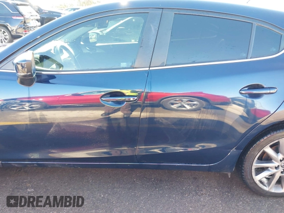2018 Mazda 3 Touring z VIN 3MZBN1L36JM238646, wystawiony jako IAAI lot #41376772 z przebiegiem 97 261 mil mil oraz . Historia ofert i sprzedaży dostępna na DreamBid. Obrazek 14.