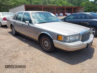 1994 Lincoln Town Car Signature z VIN 1LNLM82W2RY628475, wystawiony jako IAAI lot #42320445 z przebiegiem 107 346 mil mil oraz . Historia ofert i sprzedaży dostępna na DreamBid. Obrazek 1.