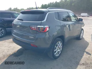 2023 Jeep Compass Latitude Lux z VIN 3C4NJDFN8PT531229, wystawiony jako IAAI lot #42383427 z przebiegiem 6 979 mil mil oraz . Historia ofert i sprzedaży dostępna na DreamBid. Obrazek 4.