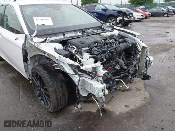 2022 Toyota Camry Hybrid XSE z VIN 4T1K31AK5NU583117, wystawiony jako IAAI lot #42204189 z przebiegiem 22 639 mil mil oraz . Historia ofert i sprzedaży dostępna na DreamBid. Obrazek 6.