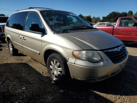 2007 Chrysler Town & Country LWB Touring with VIN 2A4GP54L47R294296, listed as a Copart auction lot 72329204 with 217,631 mi miles and Salvage Title. Bid and sale history available at carsss.com. Image 4.