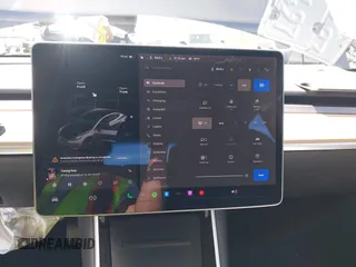 2020 Tesla Model 3 Standard Range Plus z VIN 5YJ3E1EA6LF703159, wystawiony jako IAAI lot #42099718 z przebiegiem 30 175 mil mil oraz . Historia ofert i sprzedaży dostępna na DreamBid. Obrazek 18.