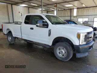 2019 Ford F-250 XL z VIN 1FT7X2B64KEC43064, wystawiony jako Copart lot #62648665 z przebiegiem 109 146 mil mil oraz Czysty tytuł • Clean title. Historia ofert i sprzedaży dostępna na DreamBid. Obrazek 4.
