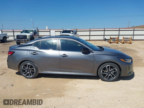 2025 Nissan Sentra SR z VIN 3N1AB8DV8SY309598, wystawiony jako IAAI lot #42460527 z przebiegiem 3 690 mil mil oraz . Historia ofert i sprzedaży dostępna na DreamBid. Obrazek 13.