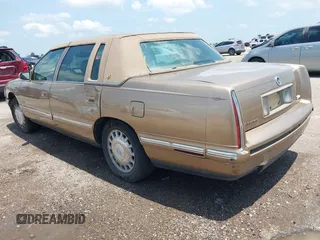 1999 Cadillac DeVille z VIN 1G6KD54Y2XU788781, wystawiony jako IAAI lot #42390531 z przebiegiem 180 328 mil mil oraz . Historia ofert i sprzedaży dostępna na DreamBid. Obrazek 3.