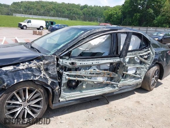 2023 Toyota Camry SE z VIN 4T1T11AK9PU721786, wystawiony jako IAAI lot #42279812 z przebiegiem 30 707 mil mil oraz . Historia ofert i sprzedaży dostępna na DreamBid. Obrazek 6.