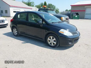 2008 Nissan Versa S z VIN 3N1BC13E08L354454, wystawiony jako IAAI lot #42441312 z przebiegiem 126 988 mil mil oraz . Historia ofert i sprzedaży dostępna na DreamBid. Obrazek 1.