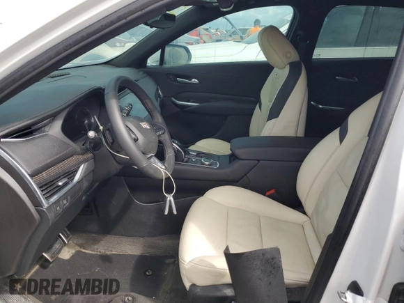 2022 Cadillac XT4 FWD Sport z VIN 1GYFZER44NF118862, wystawiony jako Copart lot #55231775 z przebiegiem 14 983 mil mil oraz Nie do naprawy • Non repairable. Historia ofert i sprzedaży dostępna na DreamBid. Obrazek 7.