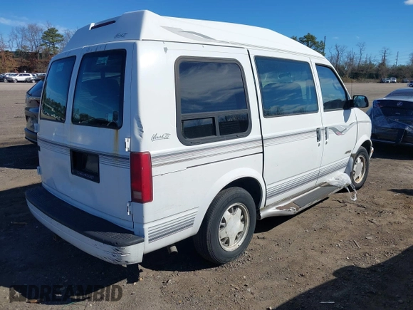 1995 Chevrolet Astro Cargo Van with VIN 1GBDM19W7SB261642, listed as a IAAI auction lot 38993802 with 137,524 mi miles. Bid and sale history available at carsss.com. Image 4.