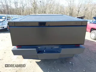 2024 Tesla Cybertruck z VIN 7G2CEHEDXRA022640, wystawiony jako IAAI lot #41423630 z przebiegiem 18 474 mil mil oraz . Historia ofert i sprzedaży dostępna na DreamBid. Obrazek 17.