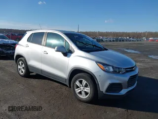 2020 Chevrolet Trax LS z VIN KL7CJNSB9LB033462, wystawiony jako IAAI lot #41530315 z przebiegiem 105 274 mil mil oraz . Historia ofert i sprzedaży dostępna na DreamBid. Obrazek 1.