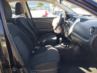 2016 Nissan Versa S z VIN 3N1CN7APXGL828172, wystawiony jako IAAI lot #40830717 z przebiegiem 53 910 mil mil oraz . Historia ofert i sprzedaży dostępna na DreamBid. Obrazek 5.