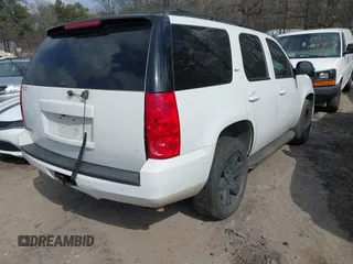 2008 GMC Yukon SLT w/4SB with VIN 1GKFC130X8R120662, listed as a IAAI auction lot 41724938 with 234,848 mi miles. Bid and sale history available at carsss.com. Image 4.