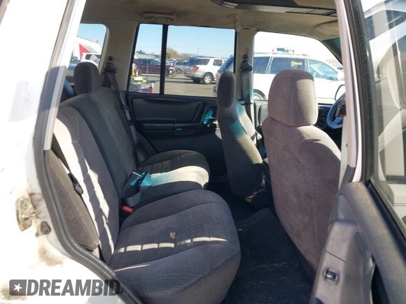1996 Jeep Grand Cherokee Laredo z VIN 1J4GZ58Y5TC186403, wystawiony jako IAAI lot #41562270 z przebiegiem 205 797 mil mil oraz . Historia ofert i sprzedaży dostępna na DreamBid. Obrazek 8.
