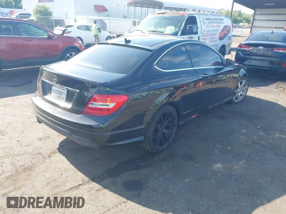 2013 Mercedes-Benz C 250 z VIN WDDGJ4HB1DF990996, wystawiony jako IAAI lot #42364935 z przebiegiem 108 916 mil mil oraz . Historia ofert i sprzedaży dostępna na DreamBid. Obrazek 4.