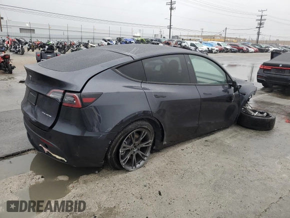 2024 Tesla Model Y with VIN 7SAYGDED1RF098054, listed as a Copart auction lot 44072195 with 16,085 mi miles and Salvage Title. Bid and sale history available at DreamBid. Image 3.