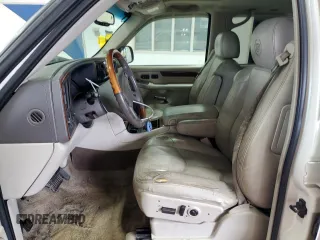 2003 Cadillac Escalade z VIN 1GYEK63N83R191493, wystawiony jako Copart lot #59998045 z przebiegiem 233 626 mil mil oraz Czysty tytuł • Clean title. Historia ofert i sprzedaży dostępna na DreamBid. Obrazek 7.