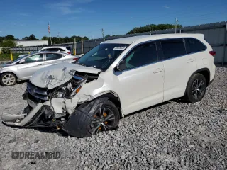 2018 Toyota Highlander LE z VIN 5TDZARFH4JS033748, wystawiony jako Copart lot #55203825 z przebiegiem Nie podano mil oraz Szkoda całkowita • Salvage title. Historia ofert i sprzedaży dostępna na DreamBid. Obrazek 1.