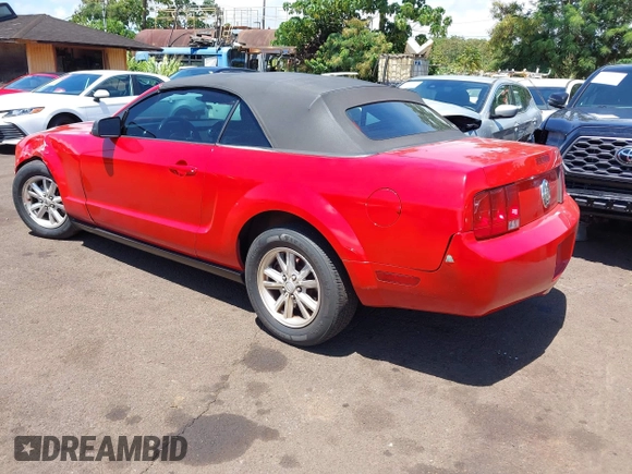 2007 Ford Mustang Deluxe z VIN 1ZVFT84N475282577, wystawiony jako IAAI lot #42239652 z przebiegiem 141 048 mil mil oraz . Historia ofert i sprzedaży dostępna na DreamBid. Obrazek 3.