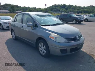 2007 Nissan Versa SL с VIN 3N1BC11E47L404371, выставлен на аукционе IAAI как лот 40309667 с пробегом 131 954 миль миль и . История ставок и продаж доступна на DreamBid. Изображение 1.