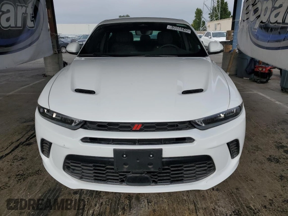 2024 Dodge Hornet R/T z VIN ZACPDFCW1R3A28605, wystawiony jako Copart lot #63086245 z przebiegiem 17 740 mil mil oraz Szkoda całkowita • Salvage title. Historia ofert i sprzedaży dostępna na DreamBid. Obrazek 5.