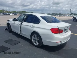 2013 BMW 3 Series 328i xDrive с VIN WBA3B5C54DF597262, выставлен на аукционе IAAI как лот 42640101 с пробегом 109 136 миль миль и . История ставок и продаж доступна на DreamBid. Изображение 3.