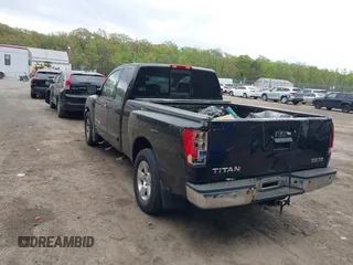 2006 Nissan Titan SE z VIN 1N6BA06B26N546547, wystawiony jako IAAI lot #42080790 z przebiegiem 235 362 mil mil oraz . Historia ofert i sprzedaży dostępna na DreamBid. Obrazek 3.