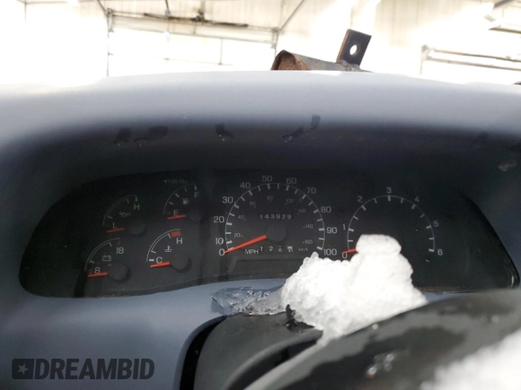 1999 Ford F-250 XL z VIN 1FTNX21L8XEE48425, wystawiony jako Copart lot #85552704 z przebiegiem 143 929 mil mil oraz Szkoda całkowita • Salvage title. Historia ofert i sprzedaży dostępna na DreamBid. Obrazek 9.