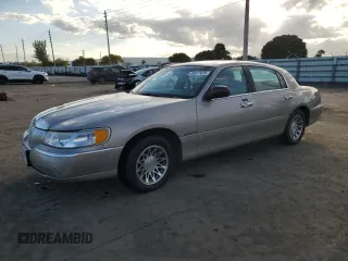 1999 Lincoln Town Car Signature z VIN 1LNHM82W1XY710796, wystawiony jako Copart lot #88077875 z przebiegiem 65 448 mil mil oraz Tytuł czysty. Historia ofert i sprzedaży dostępna na DreamBid. Obrazek 1.