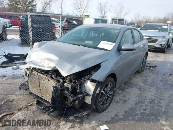 2023 Kia Forte LXS z VIN 3KPF24AD8PE595503, wystawiony jako IAAI lot #41429559 z przebiegiem 43 630 mil mil oraz . Historia ofert i sprzedaży dostępna na DreamBid. Obrazek 2.