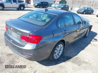 2016 BMW 3 Series 320i xDrive z VIN WBA8E5G59GNU21101, wystawiony jako IAAI lot #41933679 z przebiegiem Nie podano mil oraz . Historia ofert i sprzedaży dostępna na DreamBid. Obrazek 4.